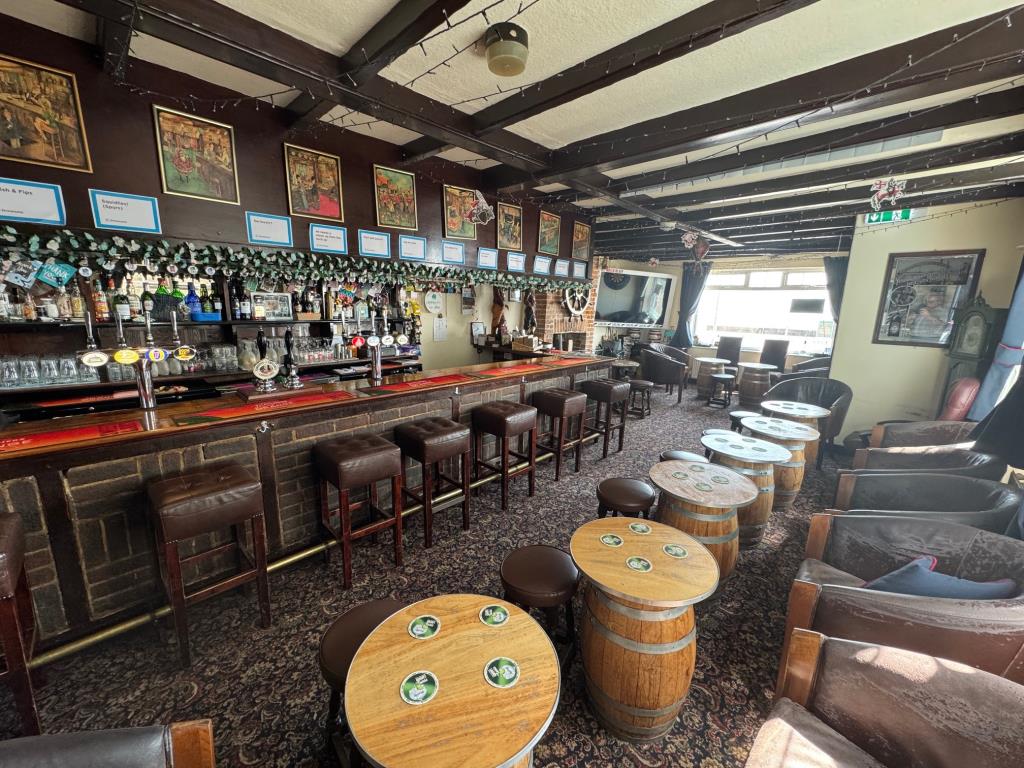 Lot: 122 - SEAFRONT PUBLIC HOUSE WITH THREE-BEDROOM FLAT WITH SEA VIEWS - Bar area
